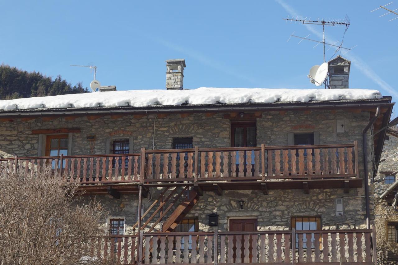 Attico Panoramico Con Soppalco Leilighet Gignod Eksteriør bilde